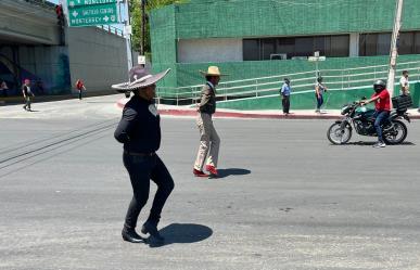 Bailan folclor en las calles de Saltillo para cumplir un sueño