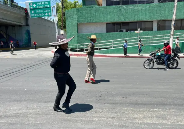 Bailan folclor en las calles de Saltillo para cumplir un sueño