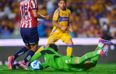 Tigres y Chivas empatan 1-1 en el estadio Universitario