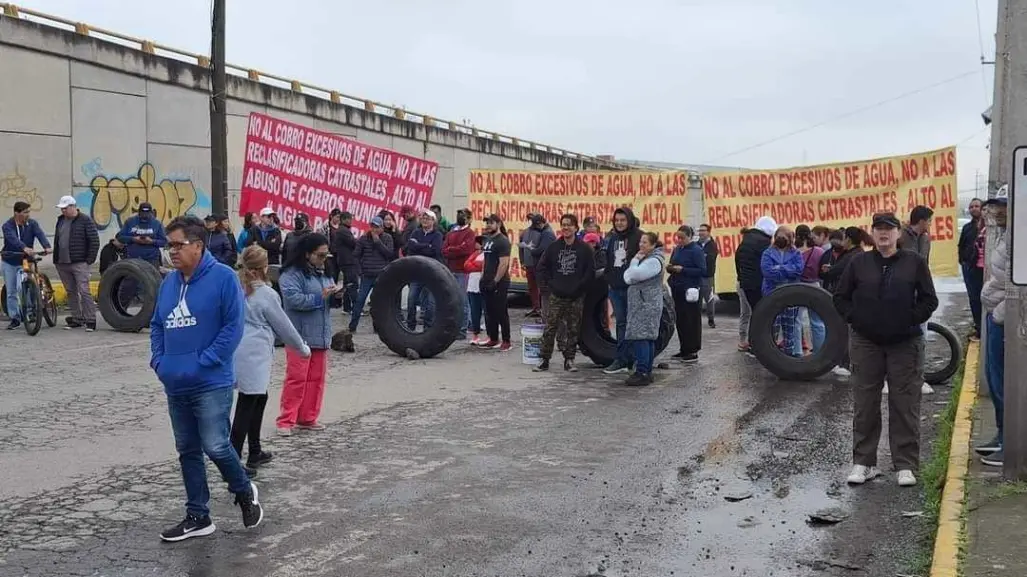 Vecinos cierran la carretera Toluca-Naucalpan en rechazo a altos costos de agua