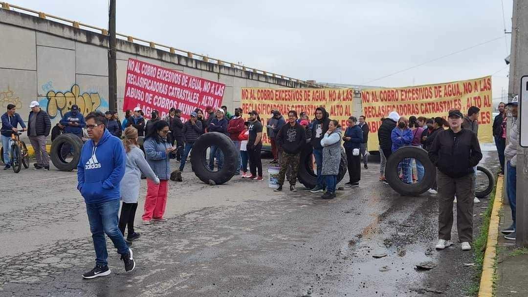 Vecinos cierran la carretera Toluca-Naucalpan en rechazo a altos costos de agua. Foto: RRSS