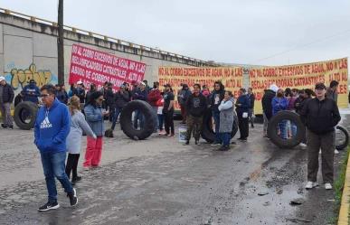 Vecinos cierran la carretera Toluca-Naucalpan en rechazo a altos costos de agua