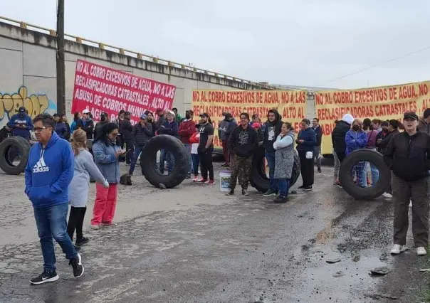 Vecinos cierran la carretera Toluca-Naucalpan en rechazo a altos costos de agua