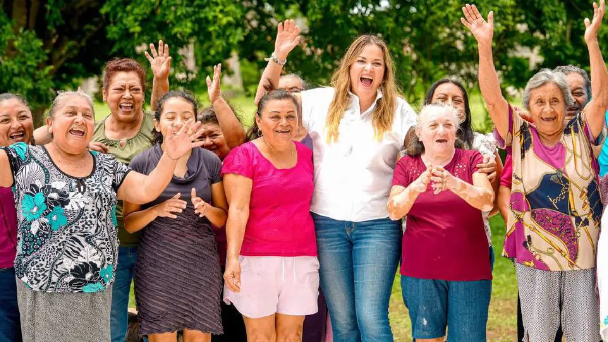 Cecilia Patrón con vecinas del Sur de Mérida Foto: Cortesía