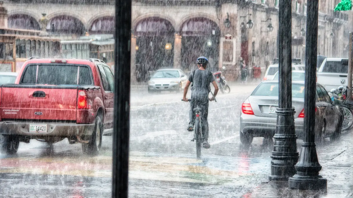 Las lluvias no tienen que ser motivo para guardar la bicicleta Foto: Cortesía