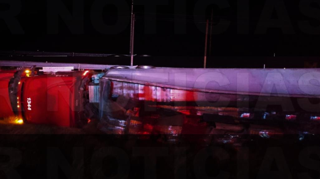 Vuelca trailero tras dormitar al volante en Parras de la Fuente