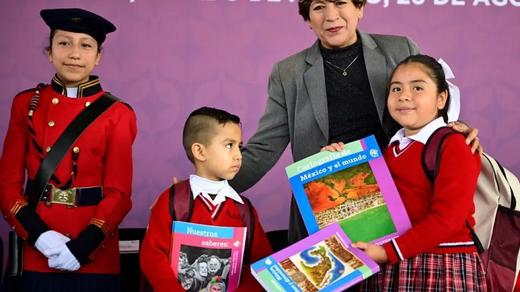 ¡Con todo y libros! Entrega Delfina Gómez material de Nueva Escuela Mexicana