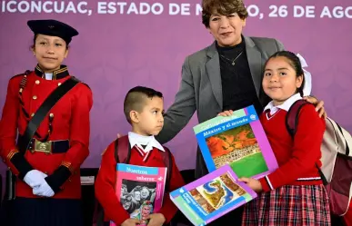 ¡Con todo y libros! Entrega Delfina Gómez material de Nueva Escuela Mexicana