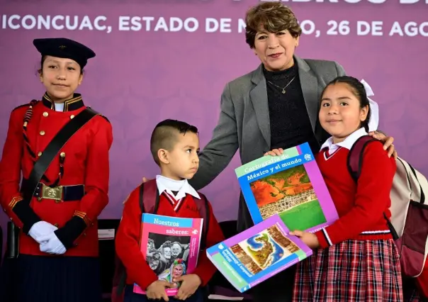 ¡Con todo y libros! Entrega Delfina Gómez material de Nueva Escuela Mexicana