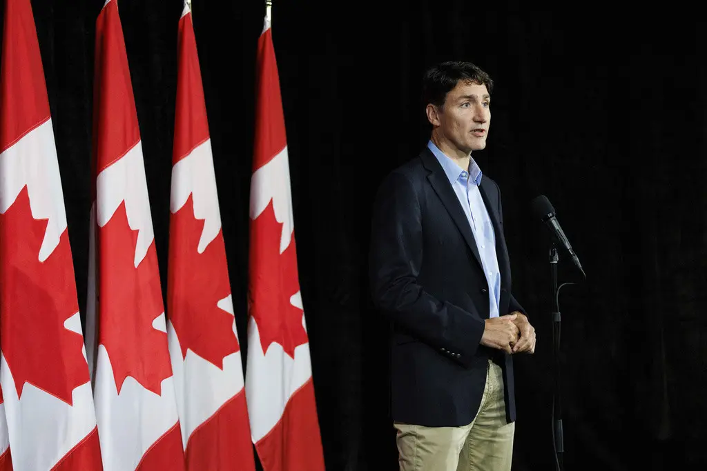 El primer ministro canadiense Justin Trudeau habla con los reporteros durante una conferencia de prensa en Halifax, el lunes 26 de agosto de 2024. (Kelly Clark/The Canadian Press vía AP)