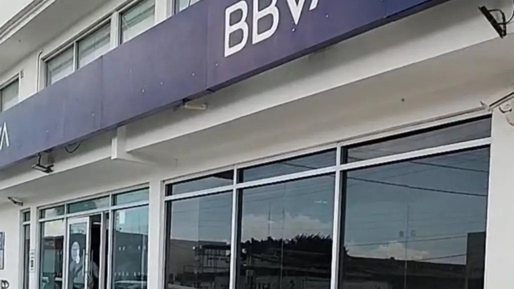 Asaltan a mujer saliendo de BBVA del 8 Mina; le roban 1 millón