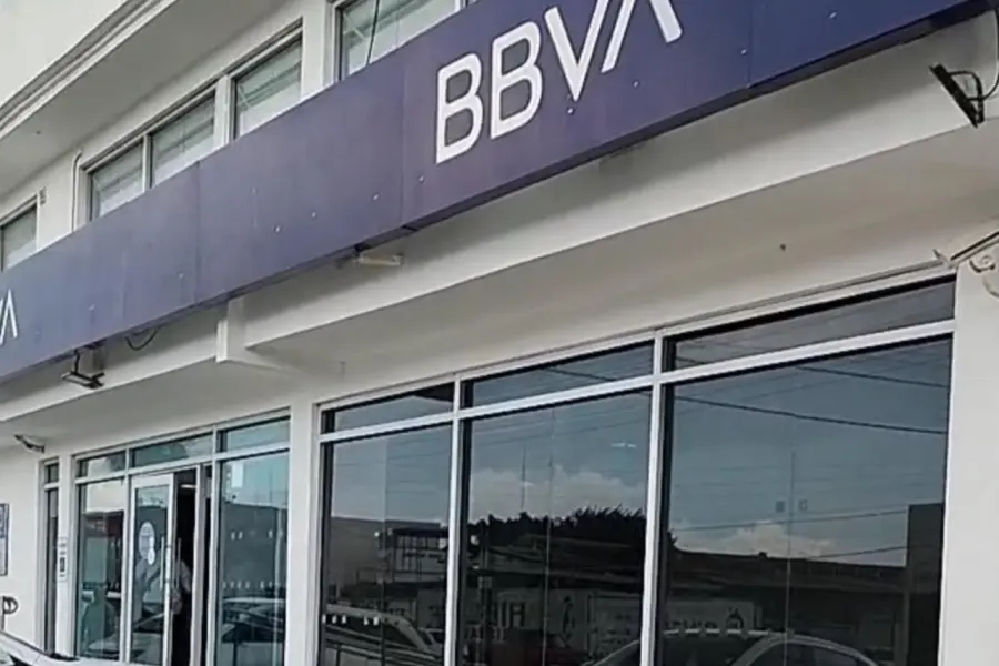 Asaltan a mujer saliendo de BBVA del 8 Mina; le roban 1 millón