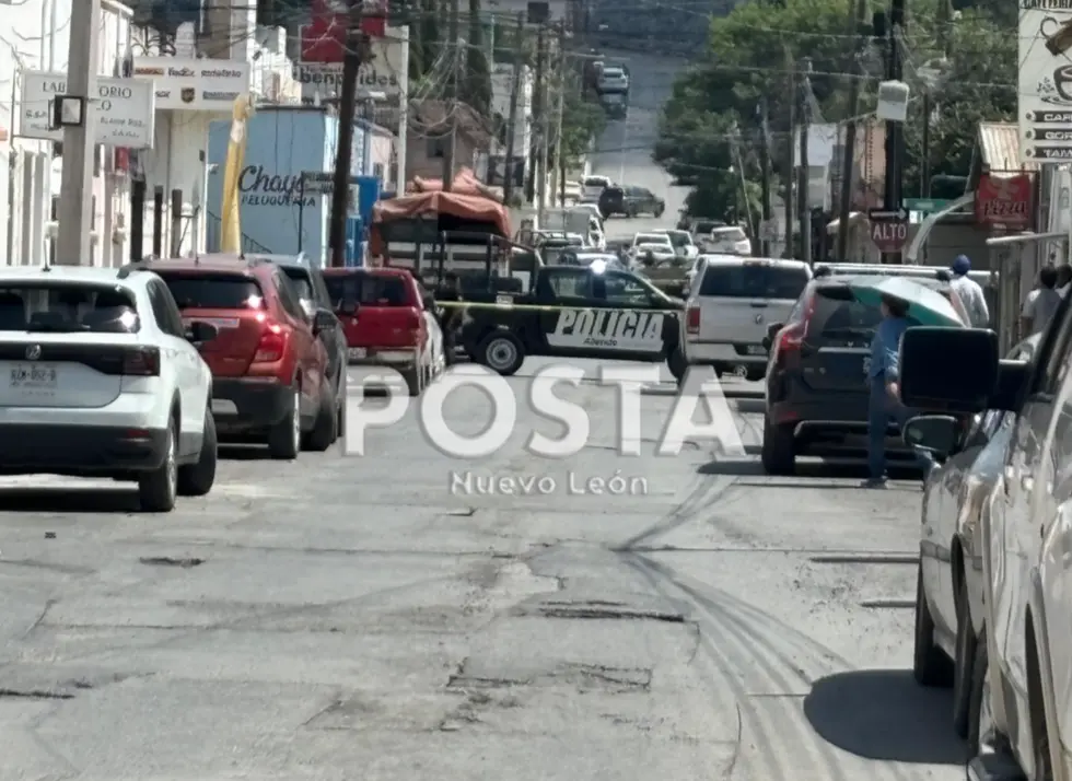 Tras sentarse para que le realizaran el servicio, presuntamente un desconocido armado lo sorprendió y le disparo a corta distancia, luego escapó. Foto: Raymundo Elizalde.