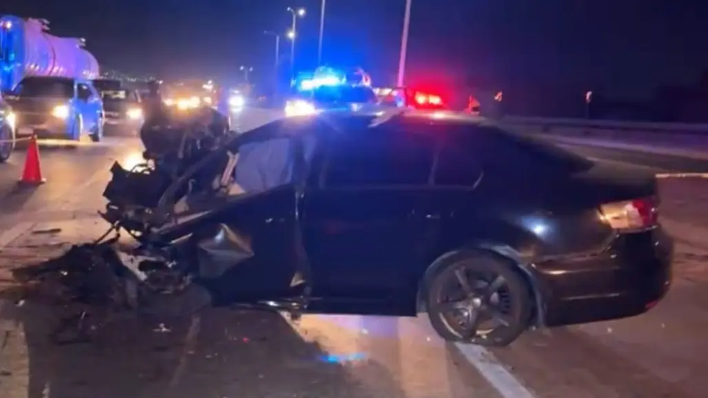 Vehículo se impacta contra pilar del puente al Aeropuerto