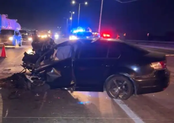 Vehículo se impacta contra pilar del puente al Aeropuerto