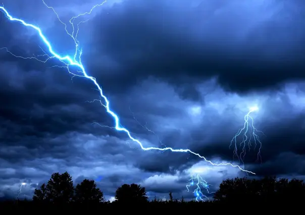 Lunes con lluvias fuertes y descargas eléctricas
