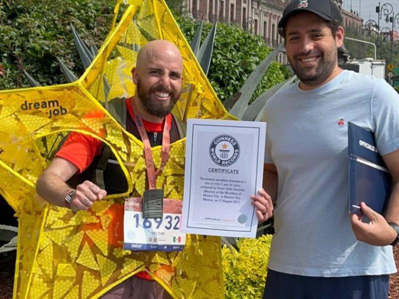 Mexicano corre disfrazado de estrella en Maratón CDMX y gana récord Guinness.