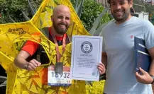 Mexicano corre disfrazado de estrella en Maratón CDMX y gana récord Guinness.