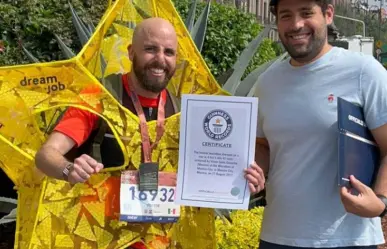 Mexicano corre disfrazado de estrella en Maratón CDMX y gana récord Guinness.