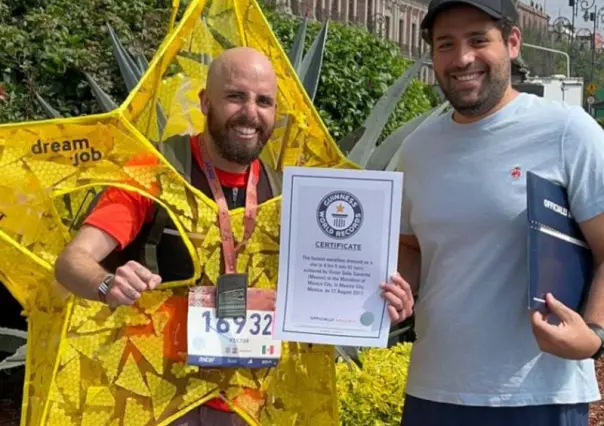 Mexicano corre disfrazado de estrella en Maratón CDMX y gana récord Guinness.