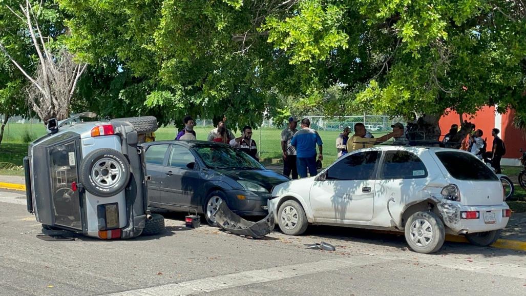 Estudiante choca y vuelca aparatosamente al interior de la UAT Tampico