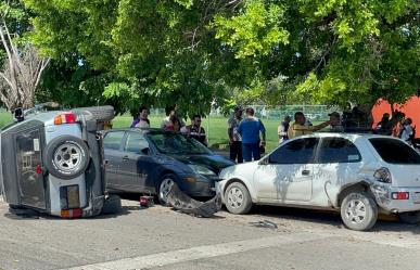 Estudiante choca y vuelca aparatosamente al interior de la UAT Tampico