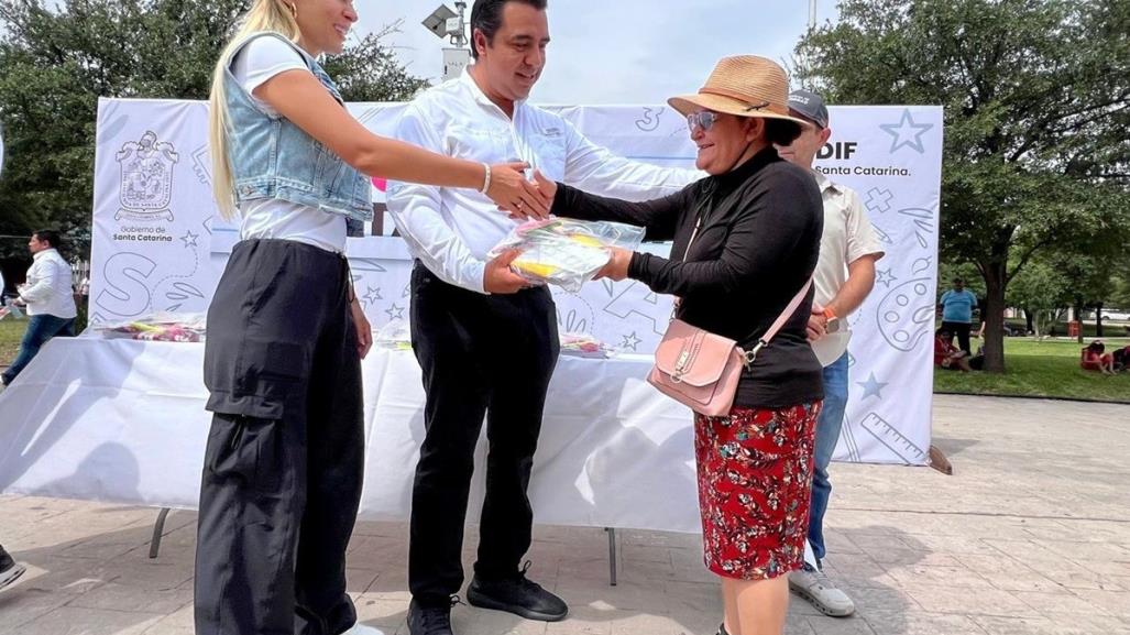 Jesús Nava entrega 6 mil 300 paquetes de útiles escolares en Santa Catarina