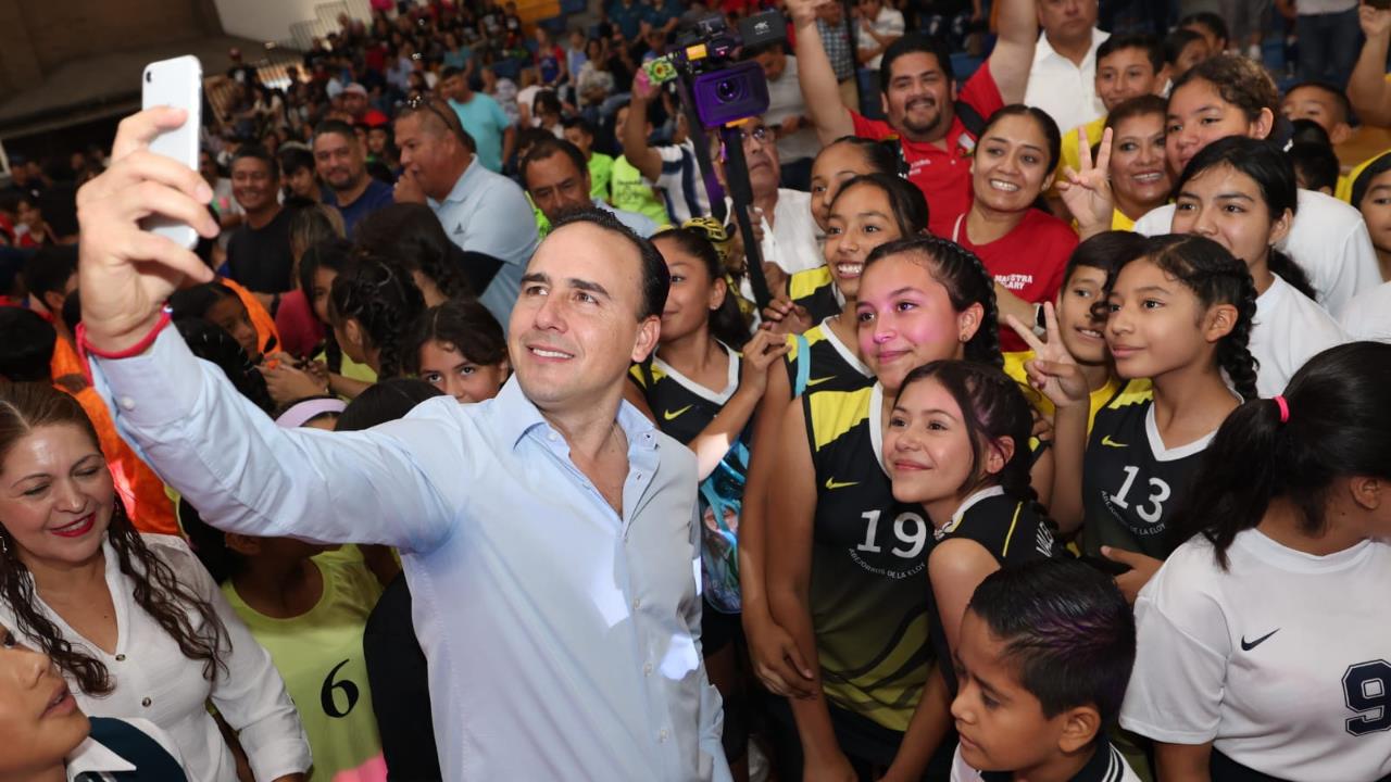 Manolo Jiménez con estudiantes coahuilenses / Foto: Gobierno de Coahuila