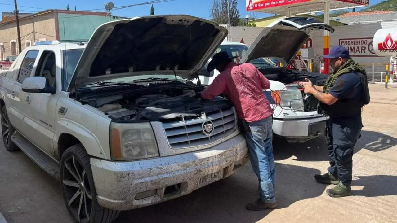 La Policía Municipal de Indé ayudó a un hombre al que se le había descargado la batería de su camioneta. Foto: Facebook/ SSP Durango.