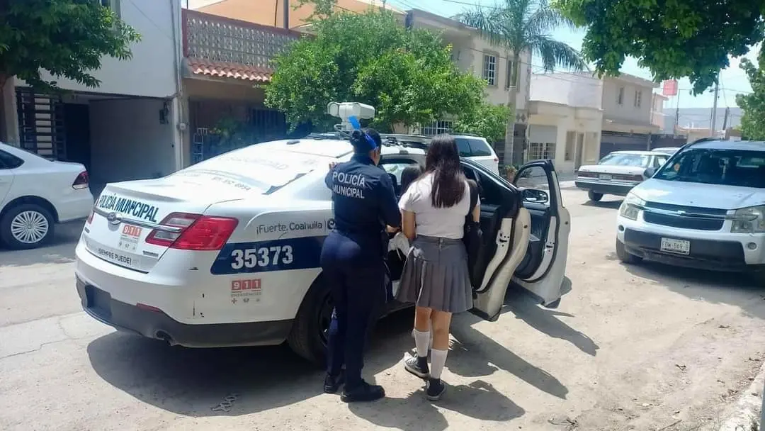 Las jovencitas fueron auxiliadas por policías de Torreón. (Fotografía: Policía de Torreón)