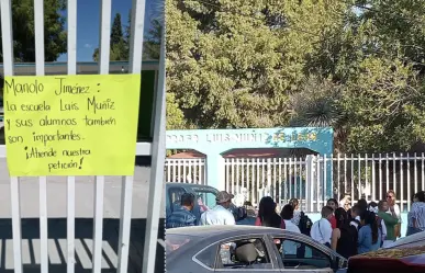 No arrancaron clases: Escuela Primaria Luis Muñiz protesta por falta de director