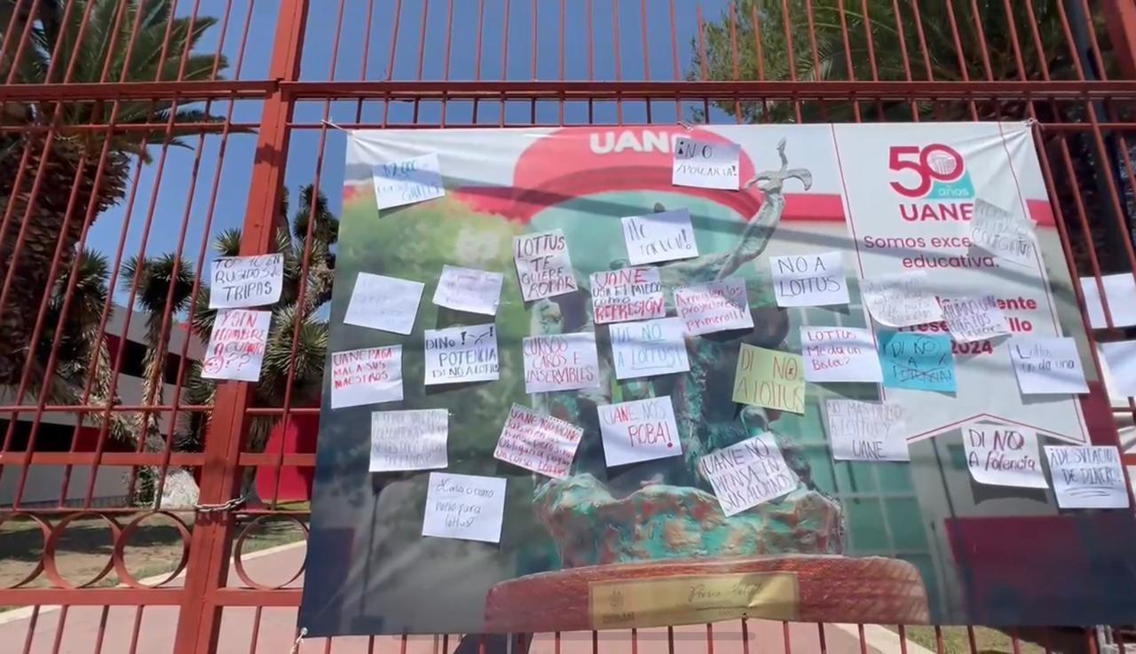 Los alumnos se manifestaron a las afueras del plantel. (Fotografía: Marco Juárez)