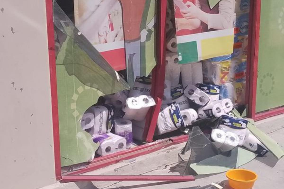 Daños a ventanal de tienda Waldos. Foto: Noticias La Paz