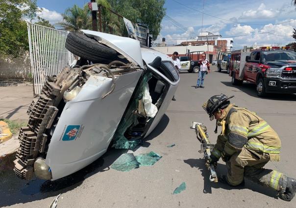 Vuelca vehículo en prolongación Canoas, un lesionado