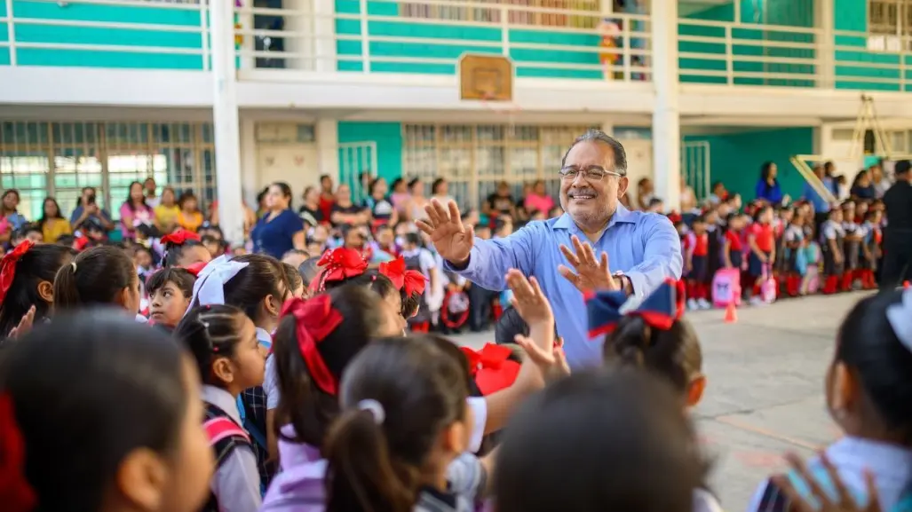 Andrés Mijes refuerza apoyos para educación y seguridad en Escobedo