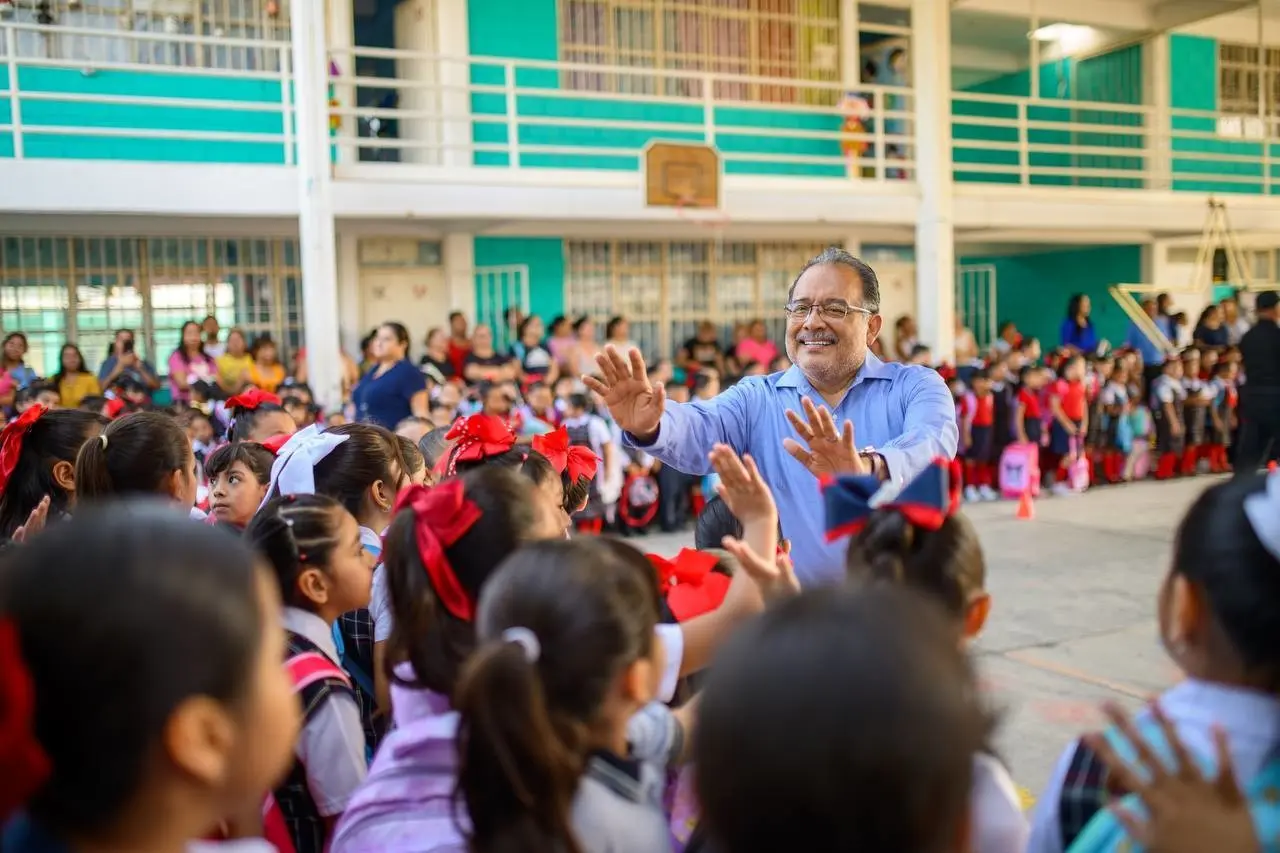 El alcalde Andrés Mijes refuerza apoyos para la educación en Escobedo. Foto. Gobierno de Escobedo