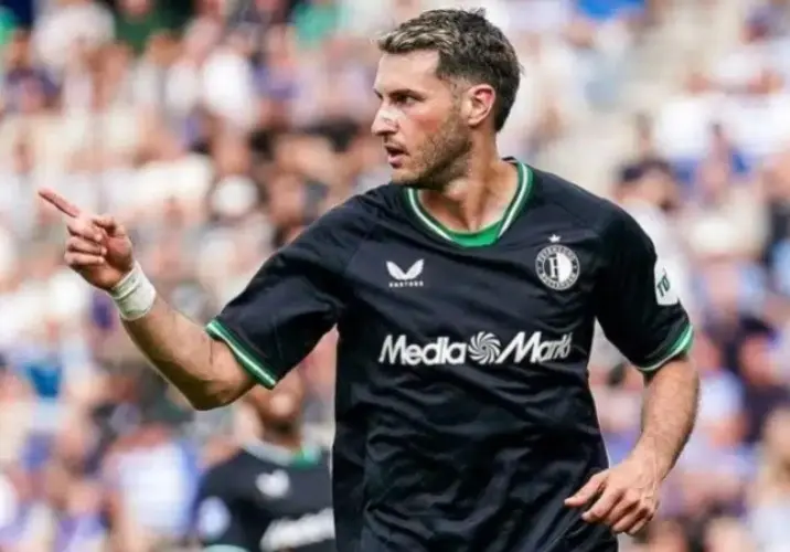 Santiago Giménez festejando un gol con el Feyenoord. Foto: Línea Directa.