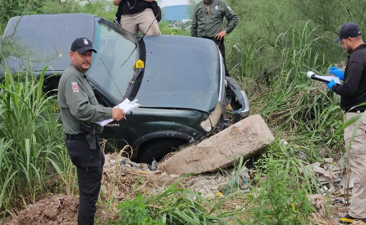 Elementos de la Fiscalía de Sinaloa en la zona donde la camioneta salió del camino. Foto: El Sol de Sinaloa.