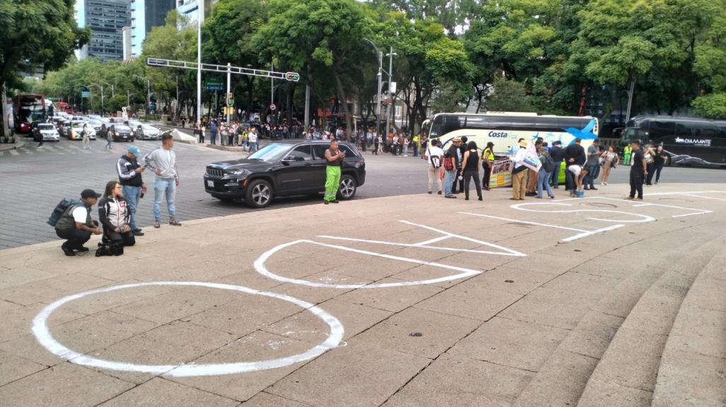 Familiares y amigos de normalistas desaparecidos, marchan en Reforma