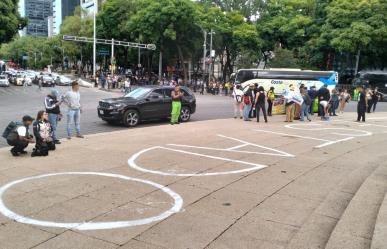 Familiares y amigos de normalistas desaparecidos, marchan en Reforma