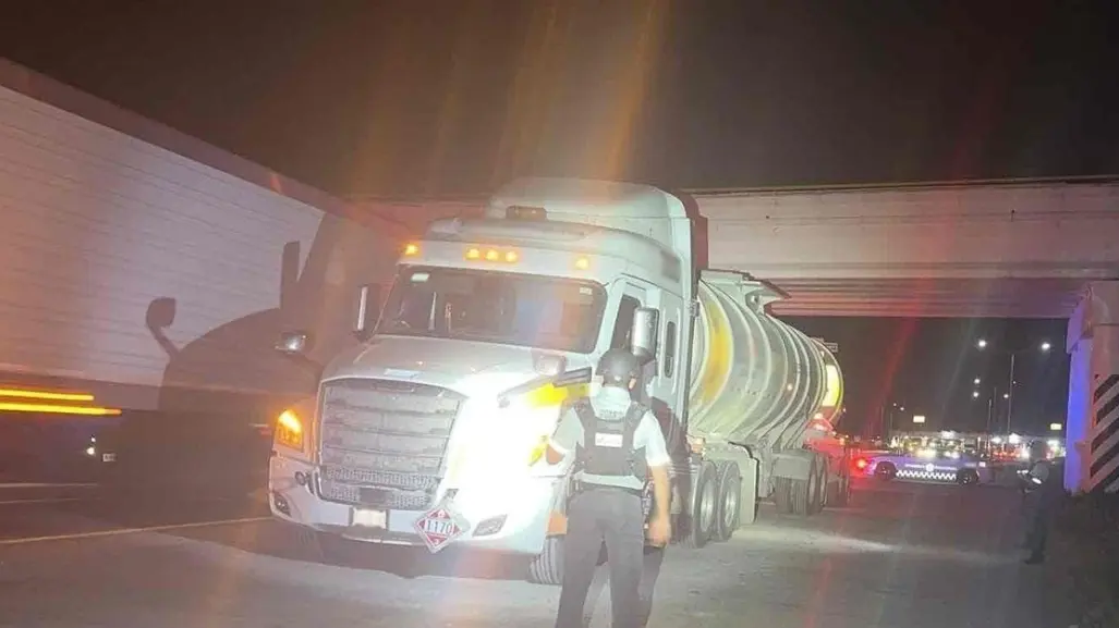 Detienen a conductor de tráiler con 67 mil litros de combustible