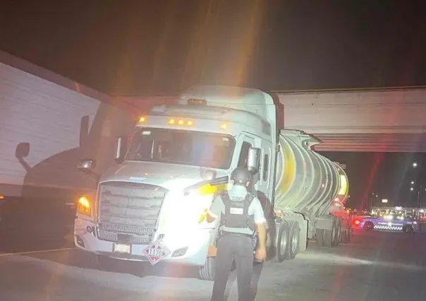 Detienen a conductor de tráiler con 67 mil litros de combustible