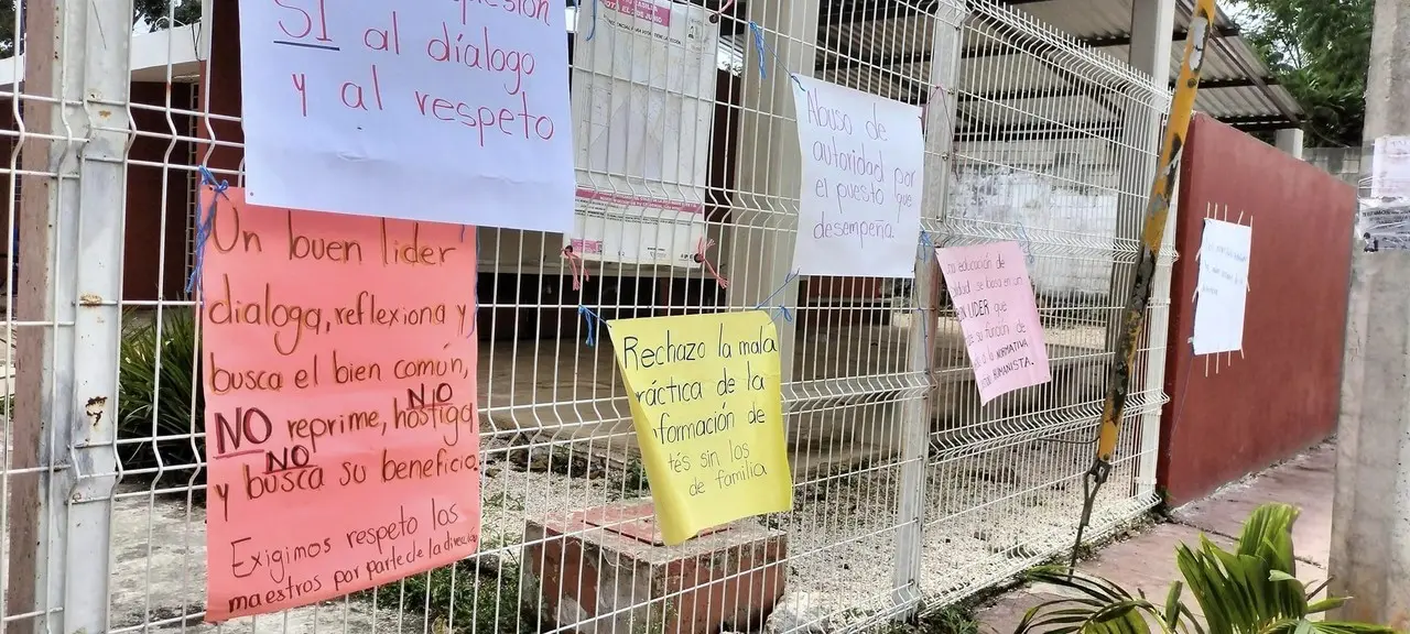 Protesta en la primaria Abreu Gómez: docentes cierran el plantel