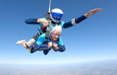 Mujer de 102 años se lanza de avión en paracaídas (VIDEO)