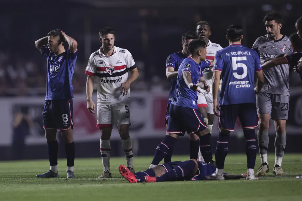 Muere futbolista Juan Izquierdo tras desvanecerse en partido de la Libertadores