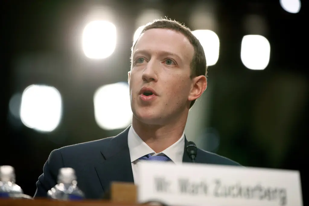 El director general de Facebook, Mark Zuckerberg, testifica ante una sesión conjunta de la Comisión de Asuntos Jurídicos y la Comisión de Comercio en el Capitolio, Washington, el 10 de abril de 2018. (AP Foto/Alex Brandon, Archivo)