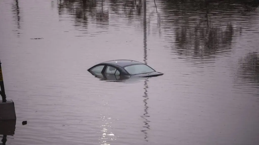 Auto bajo el agua.   Foto: Especial