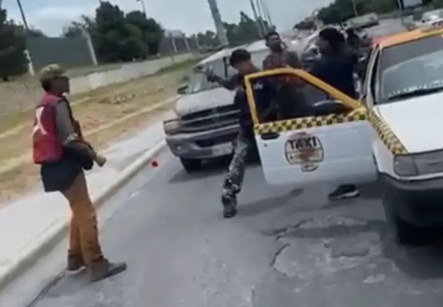 En las imágenes de la pelea podemos apreciar como los tripulantes del vehículo de alquiler y jóvenes que viajaban en la camioneta se dan de golpes. Foto: Raymundo Elizalde.