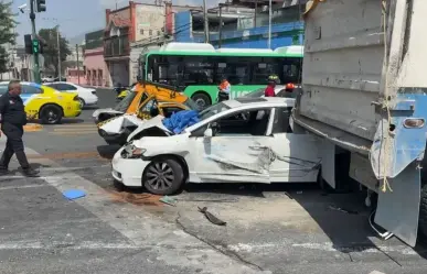 Camión materialista sin frenos provoca carambola; hay 6 heridos