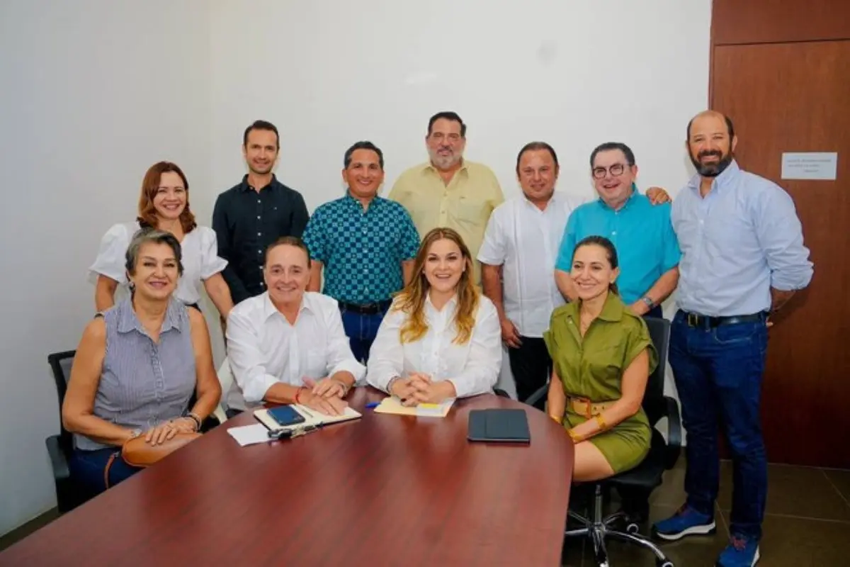 Cecilia Patrón junto a figuras de Mérida Foto: X(Twitter) @CeciliaPatronL